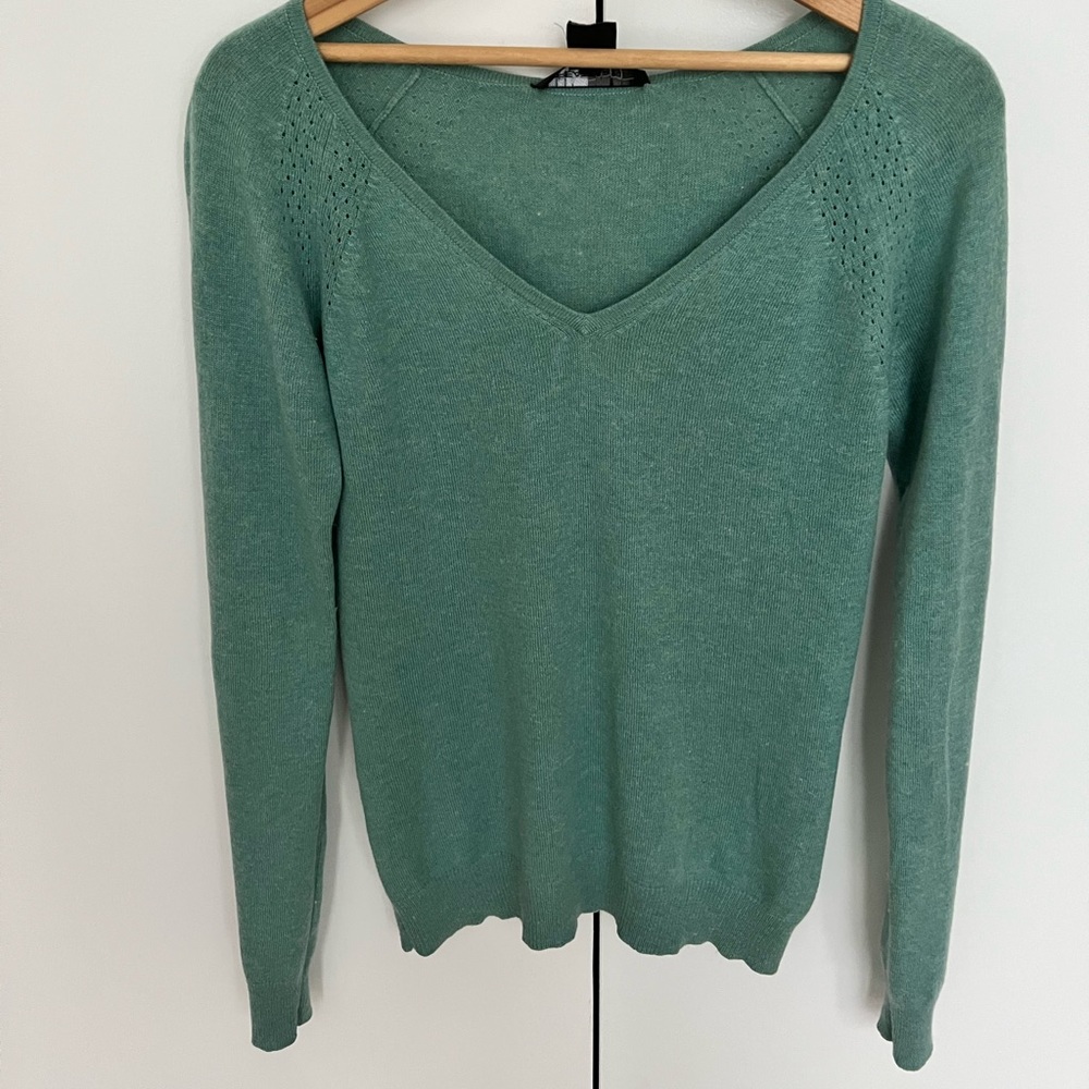 💚 Sexy v neck with great details in sage